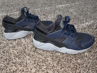 NIKE. Air HUARACHE (size US 8).
