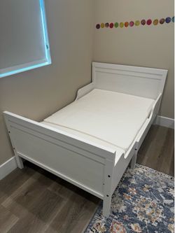 Expandable toddler to twin bed with mattress