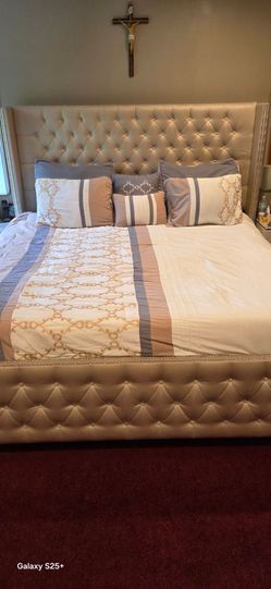 QUEEN COMFORTER  WITH  PILLOW CASES  $20
