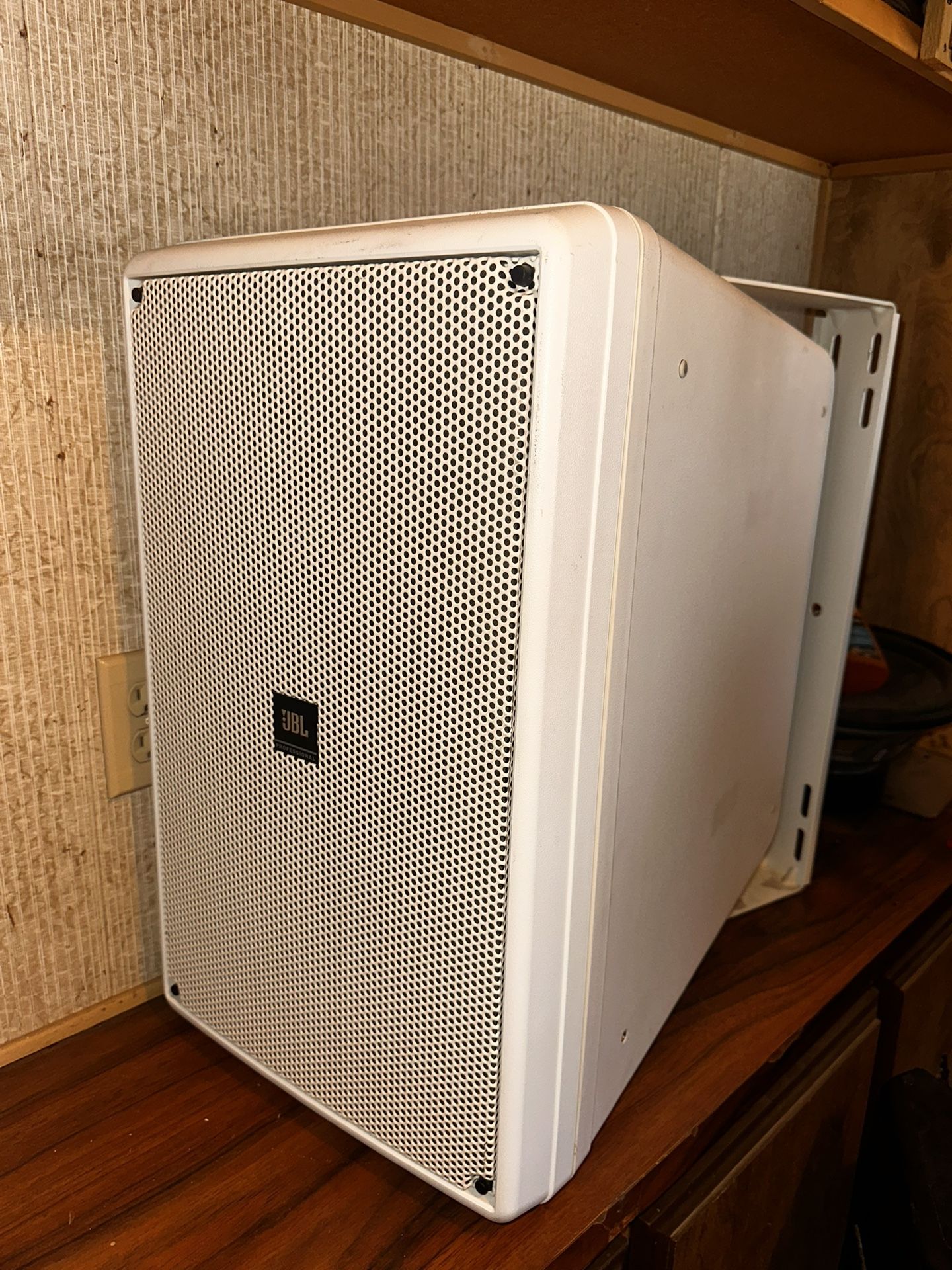 JBL Subwoofer compacto 