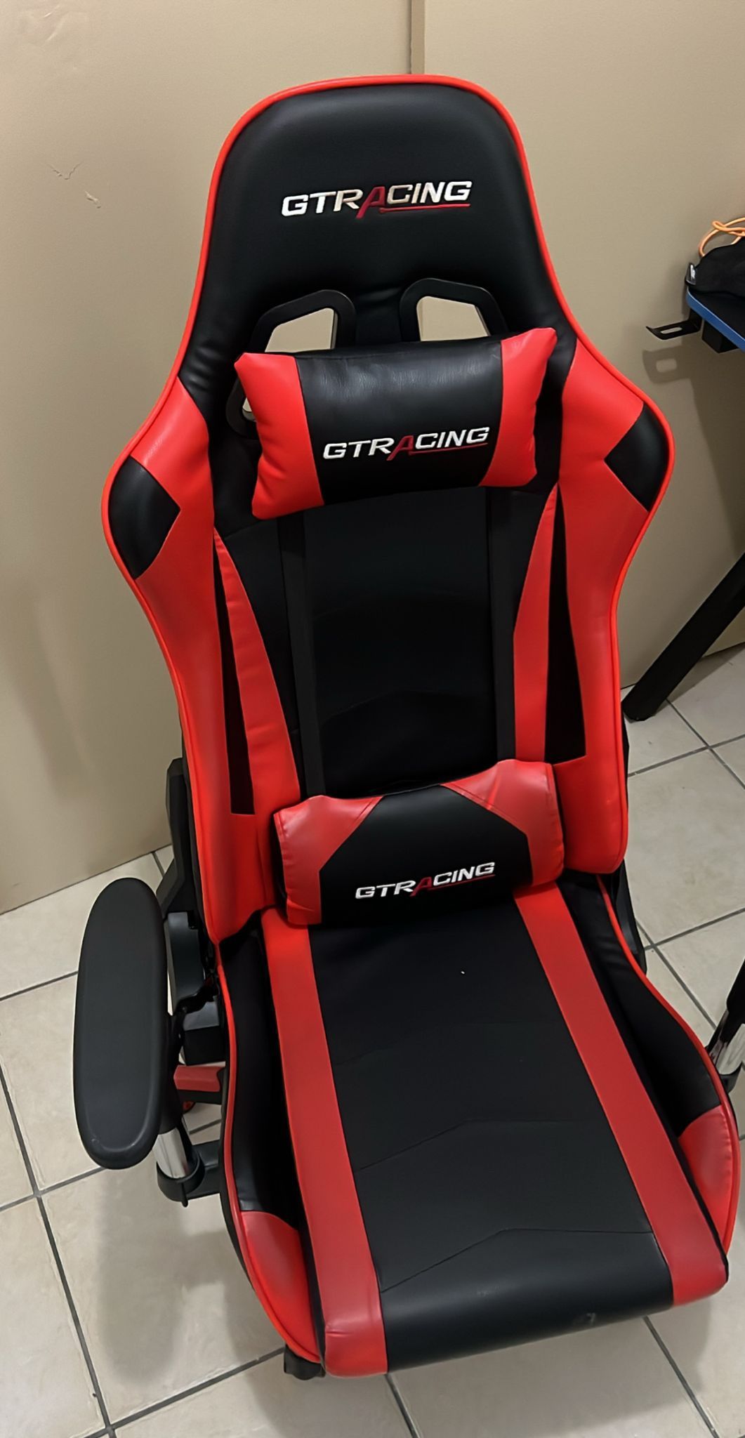 That gamer table is size 42 LG Gaming Monitor size 32 Gaming chair