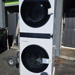 LG - 4.5 cu. ft. High-Efficiency (HE) Smart Front-Load Washer and 7.4 cu. ft. Gas Dryer WashTower with Steam and Built-in Intelligence - White