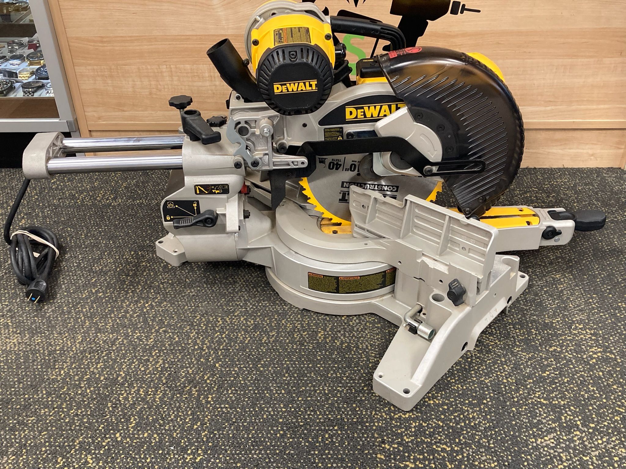 DEWALT DW717 10-in 15-Amp Dual Bevel Sliding Compound Corded Miter Saw