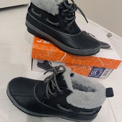 Brand NEW women boots size 7 with box, waterproof