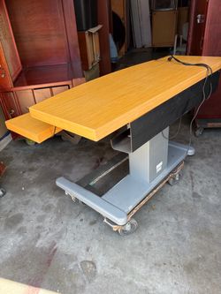 Sit stand table