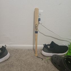 18-in Mini Bat Barely Damaged