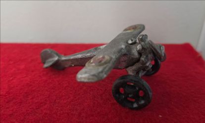 Cast Iron Silver Army Plane
- Red Stars on wings,
Wheels & Propeller both work,
Possible Hubley? - NO Markings, but based on other exact match planes 
