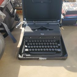Typewriter Vitage  ROYAL/ W/ Case I ASK $100.00