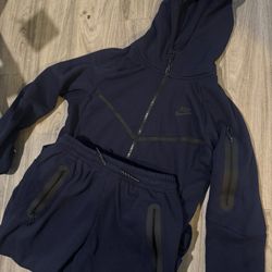 Nike Tech Size medium 