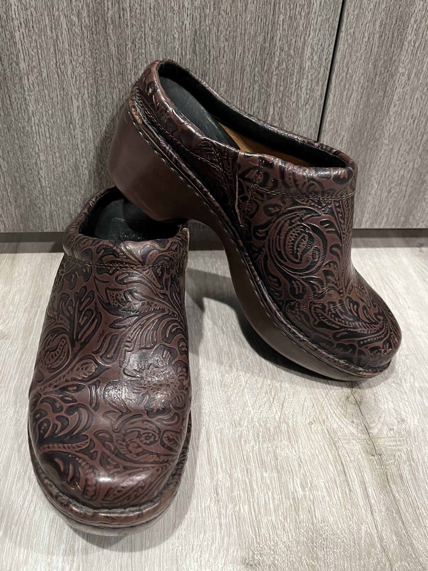Women’s Ariat Brown Tooled Leather Clogs/ Mules Size 6.5
