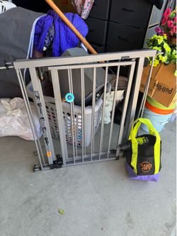 2 adjustable baby gates