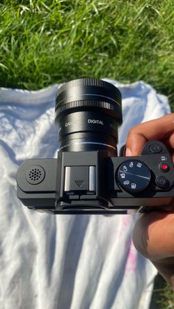Black Digital Mirrorless 4K ultra Camera with Lens
