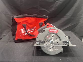 Milwaukee 7 1/4” circular saw w/ Bag and new blade