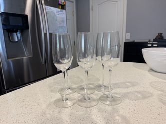6 Champagne flutes (wine glasses)