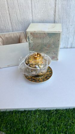 recipiente de tres piezas para preparar té que consta de una taza, una tapa y un platillo.