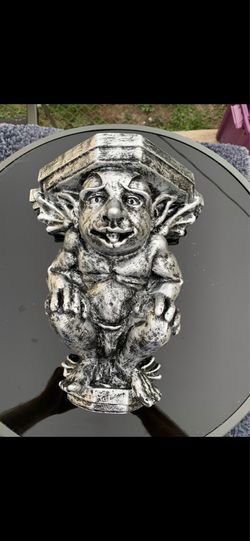 Gargoyle wall hanger statue