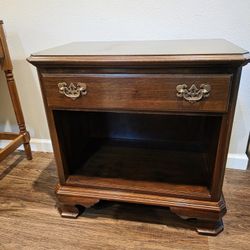 1970s Ethan Allen Georgian Court Collection Chippendale Cherry Nightstand With Drawer (11-5226)