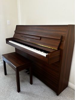 Yamaha C108 Upright Piano – Beautiful Wood Finish – Excellent Condition