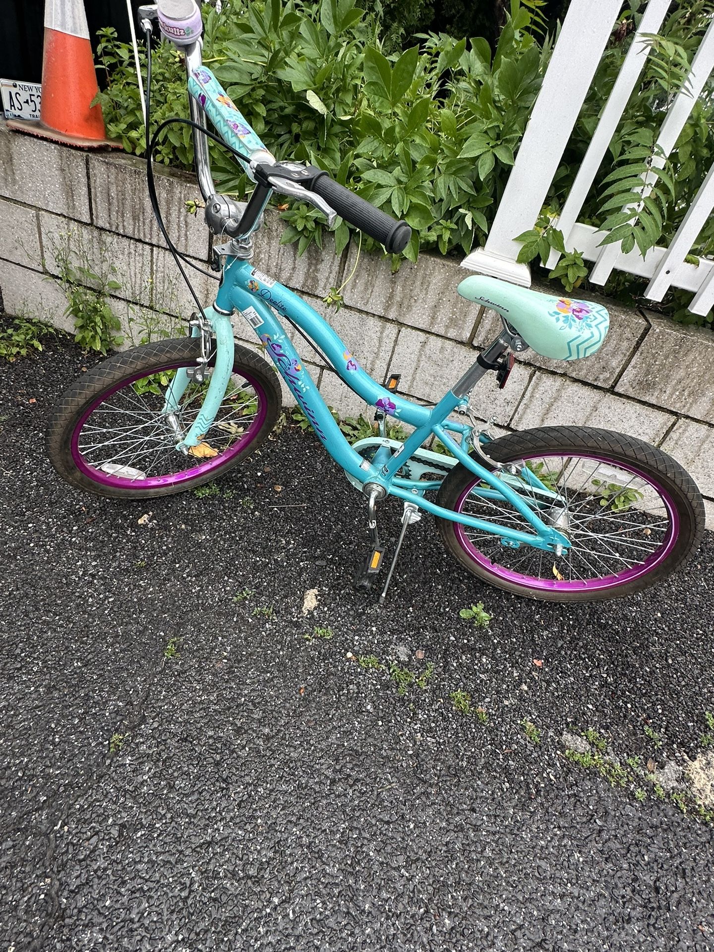 girls schwinn 20” bike like new