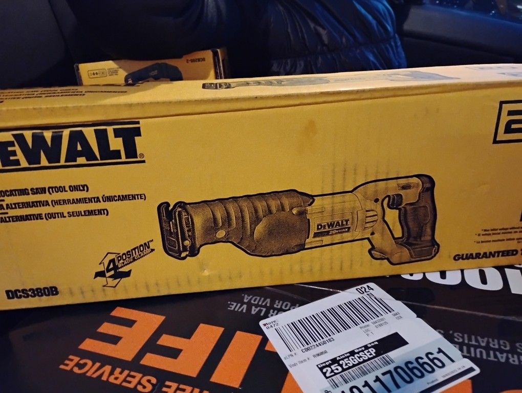 NEW] (DCB205-2) DeWalt 20V MAX 5.0Ah Lithium-Ion Battery 2-Pack of DCB205