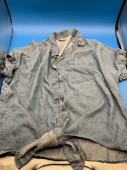 Beachlunchlounge blue chambray button-up shirt M