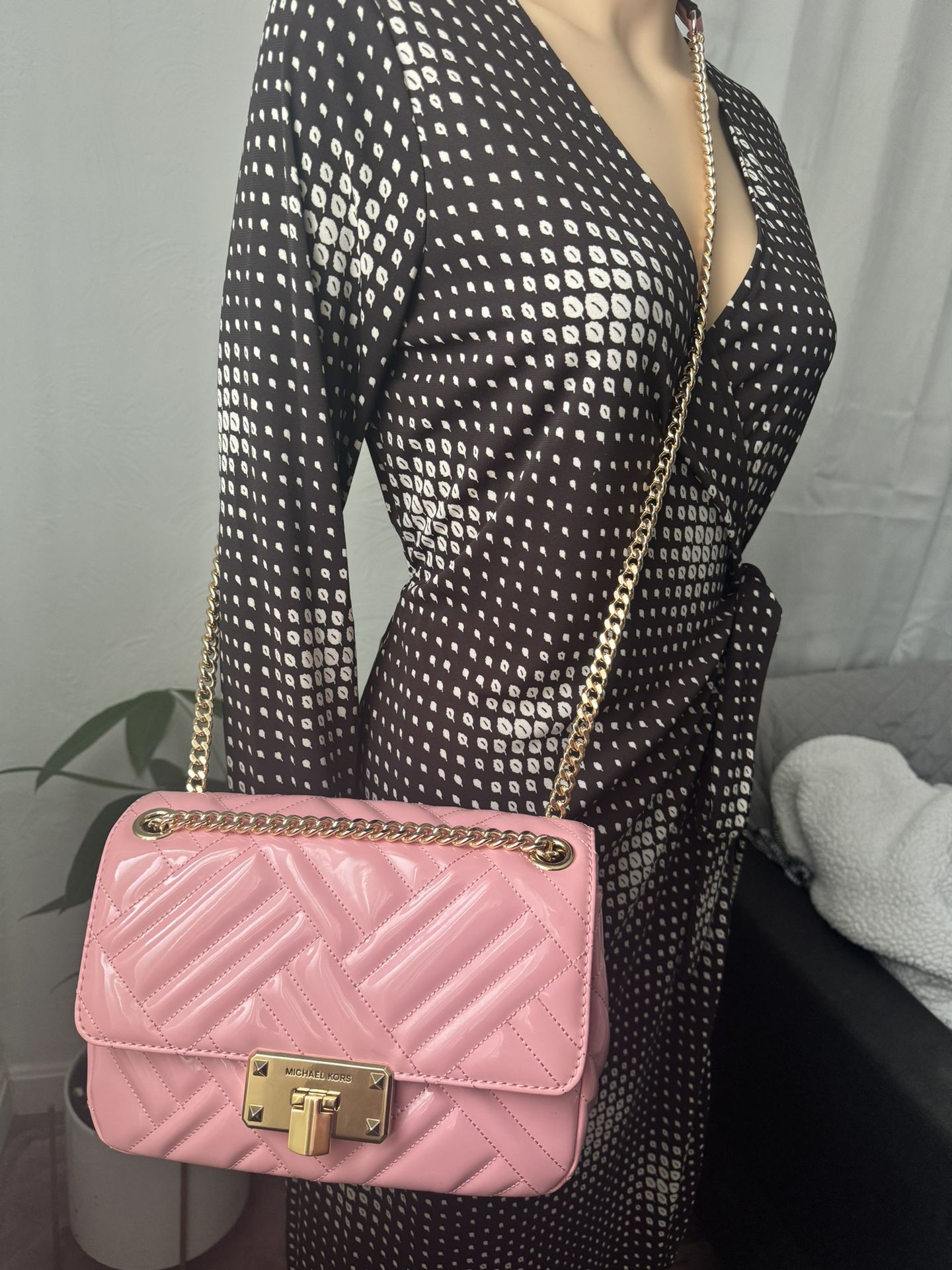 New Michael kors peyton shoulder bag so cute and stylist. Measurements in the picture