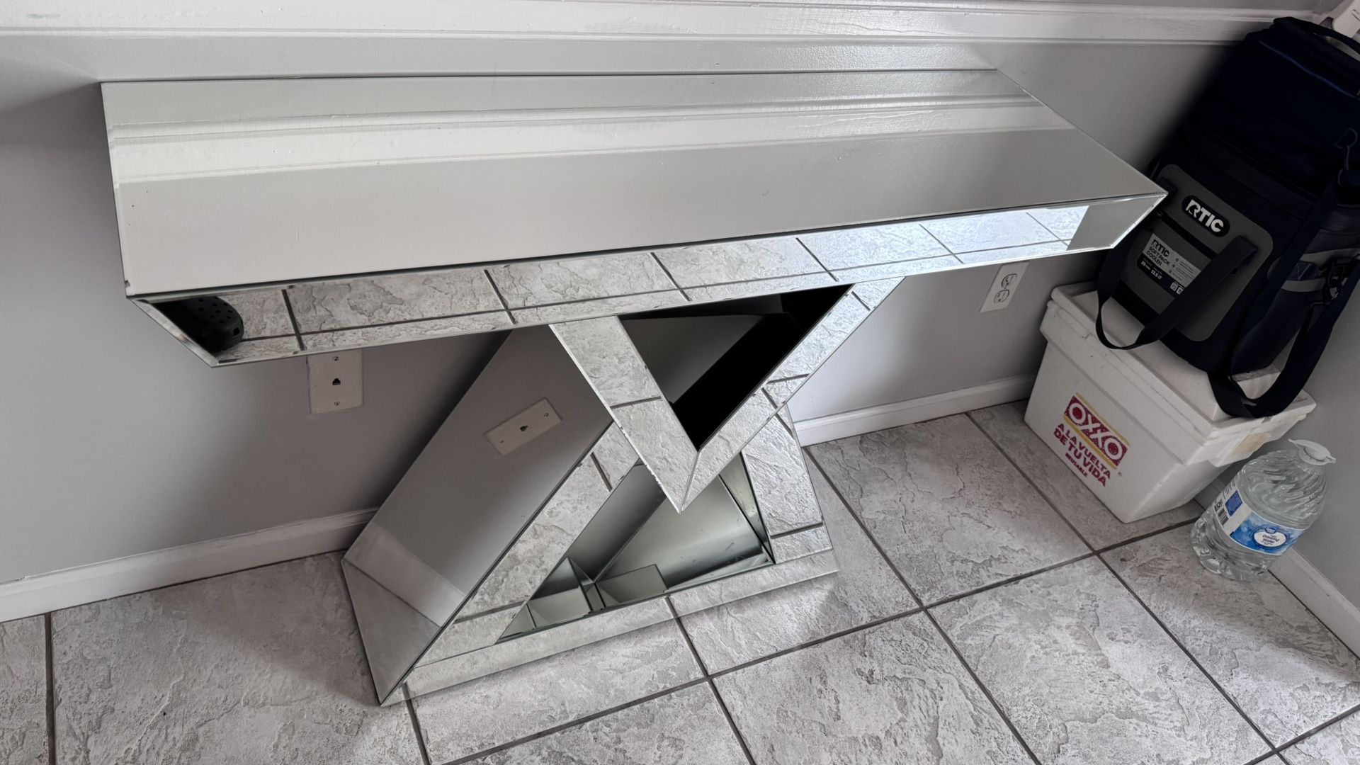 Mirror glass table. Mesita de cristar o recibidor