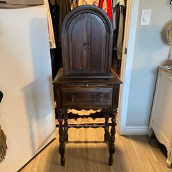 Side table / hutch