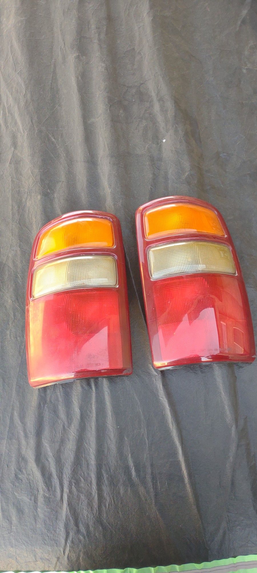 2000-2006 Chevrolet Suburban Tahoe Tail Lights
