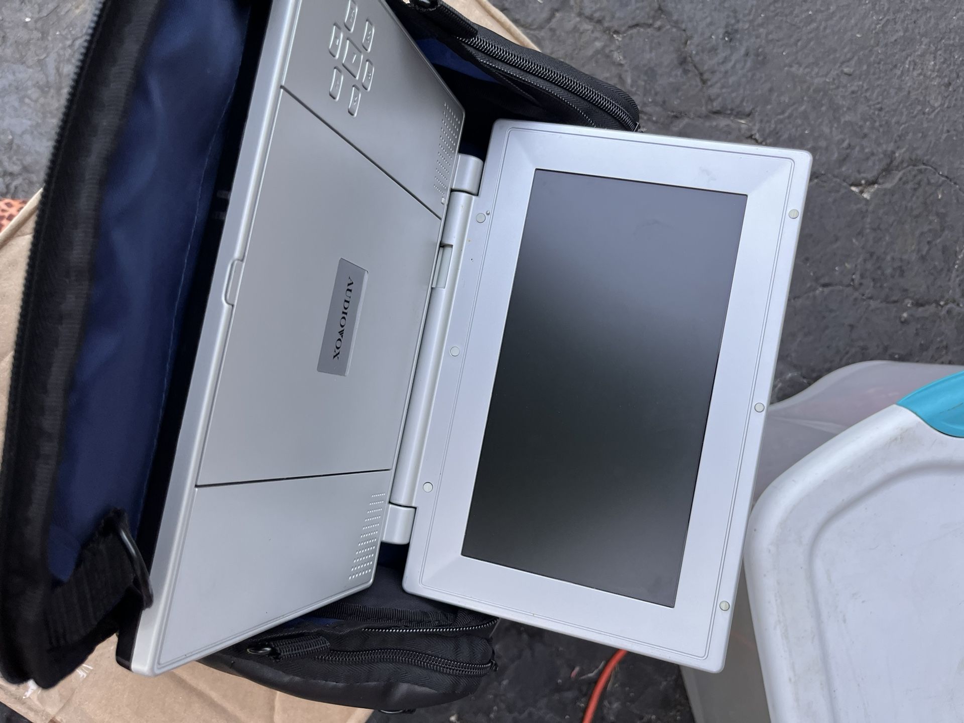 Portable DVD player with screen