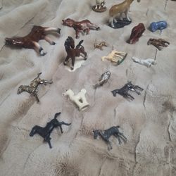 17 Miniature Horse Figurines 25 $
