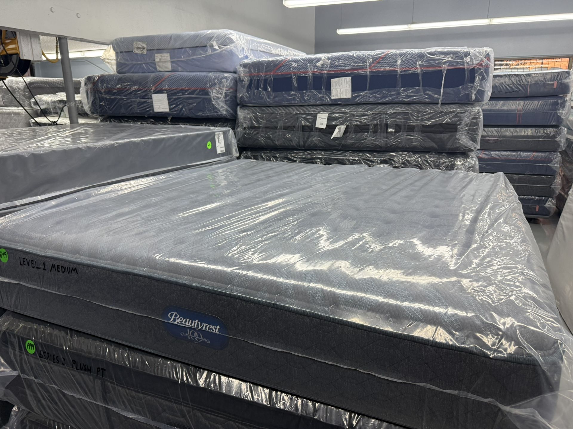 KING SIZE SIMMONS BEAUTYREST WORLD CLASS LEVEL 1 MATTRESS & BOX SPRINGS BED SET