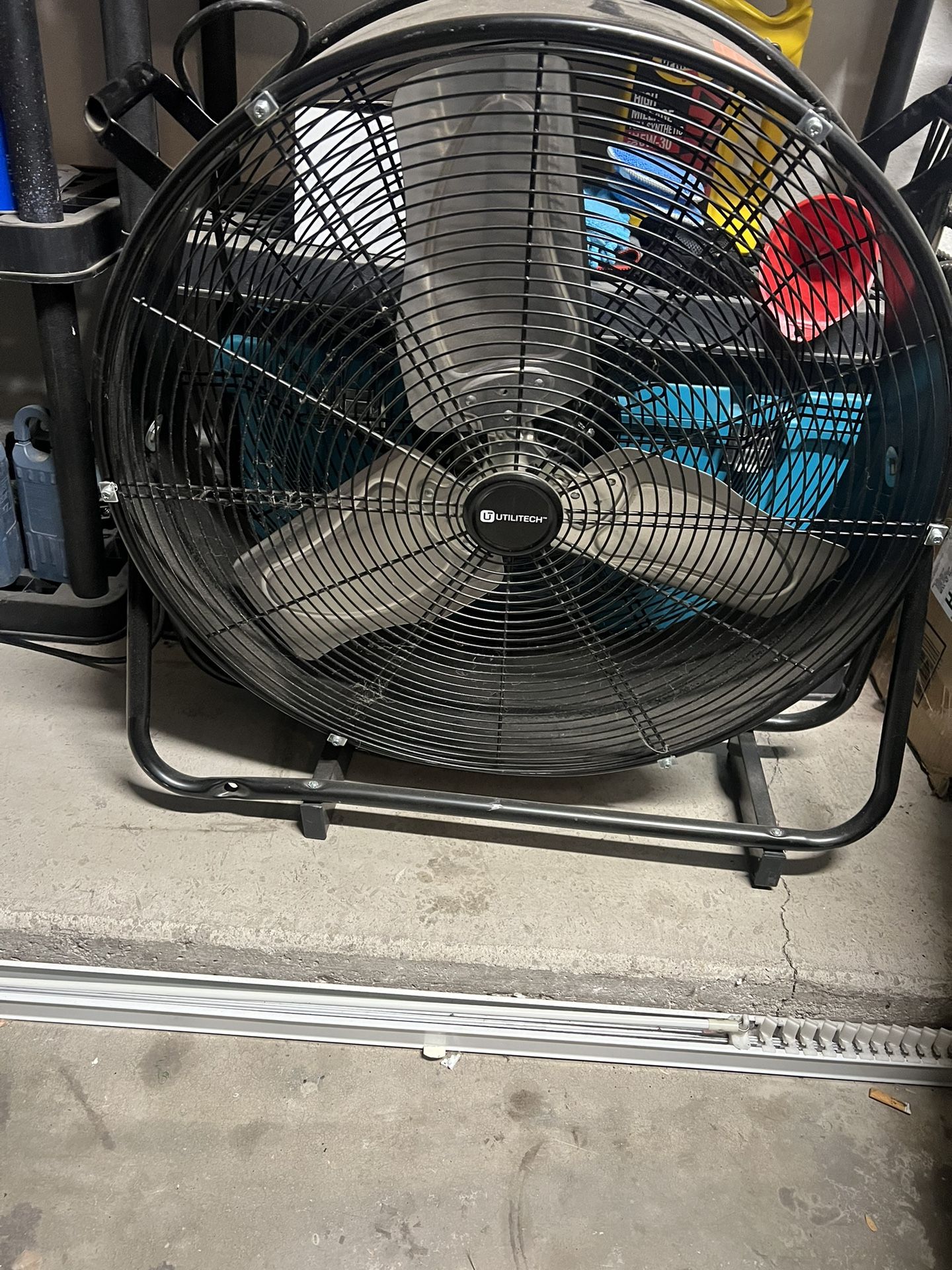 24” Industrial fan 20v Almost New