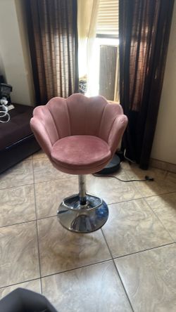 Free Pink shell chair