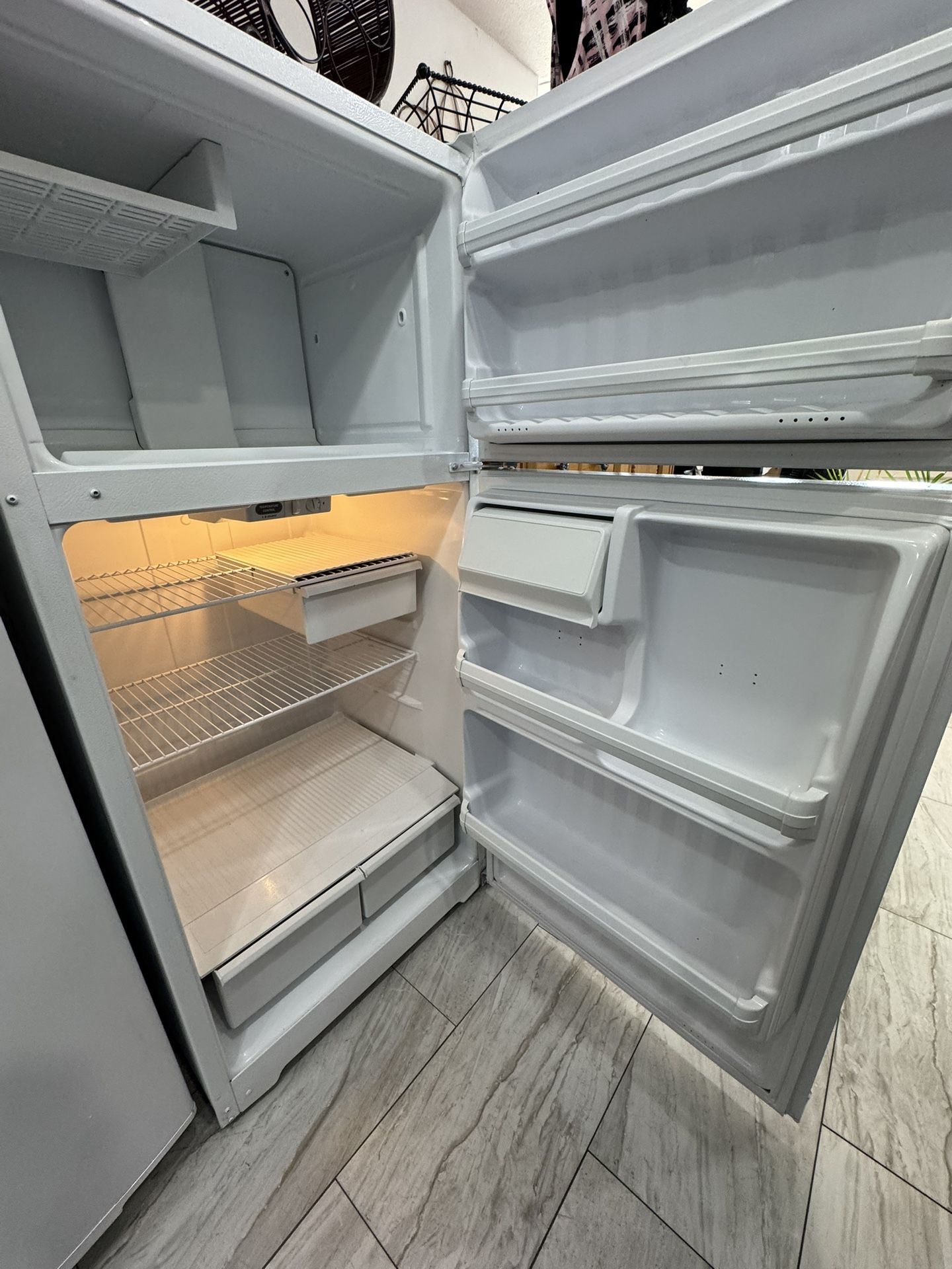 Refrigerator 62Hx28W