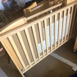 Foldable Dom Crib With Mattress And Metal Wheels 