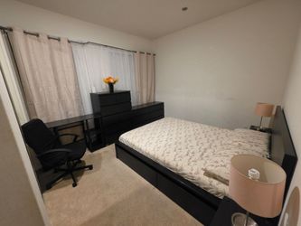 Queen Bedroom Sell Like a Set Everything in the picture Not separated YOU need to take the bed apart