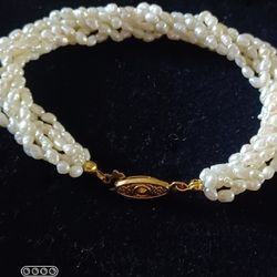 https://offerup.com/redirect/?o=VnRnLkdvbGQ= Plated Genuine Pearls Bracelet