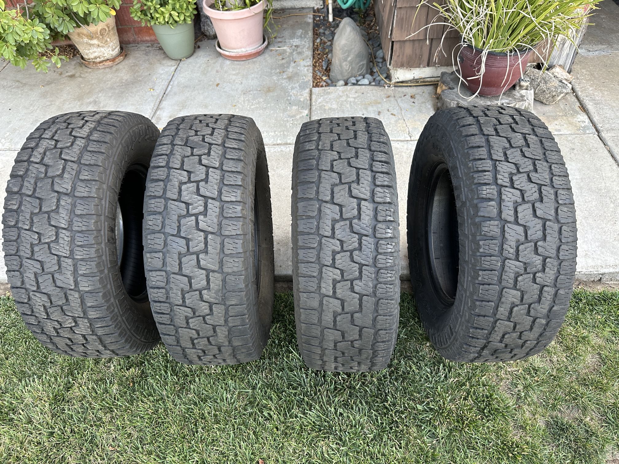 Pirelli All Terrain Tires 285/70R17