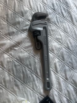 Rigid pipe wrench 14”