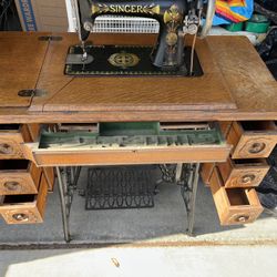 1907 Singer Sewing Machine With Cabinet