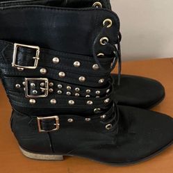 There Leather Boots For Women’s The Size Is 7 The Color Is Black 