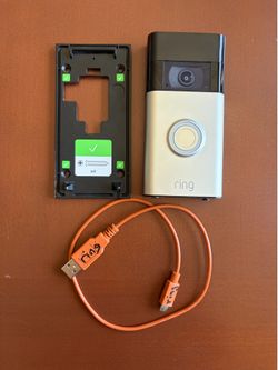 RING CAMERA DOORBELL 2ND GENERATION LIKE NEW WITH CHARGING CABLE AND MOUNTING BRACKET