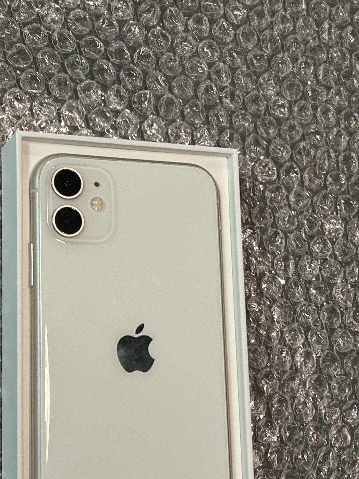 iPhone 11 128GB White UNLOCKED