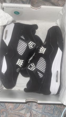 Jordan 4’s 8.5 9