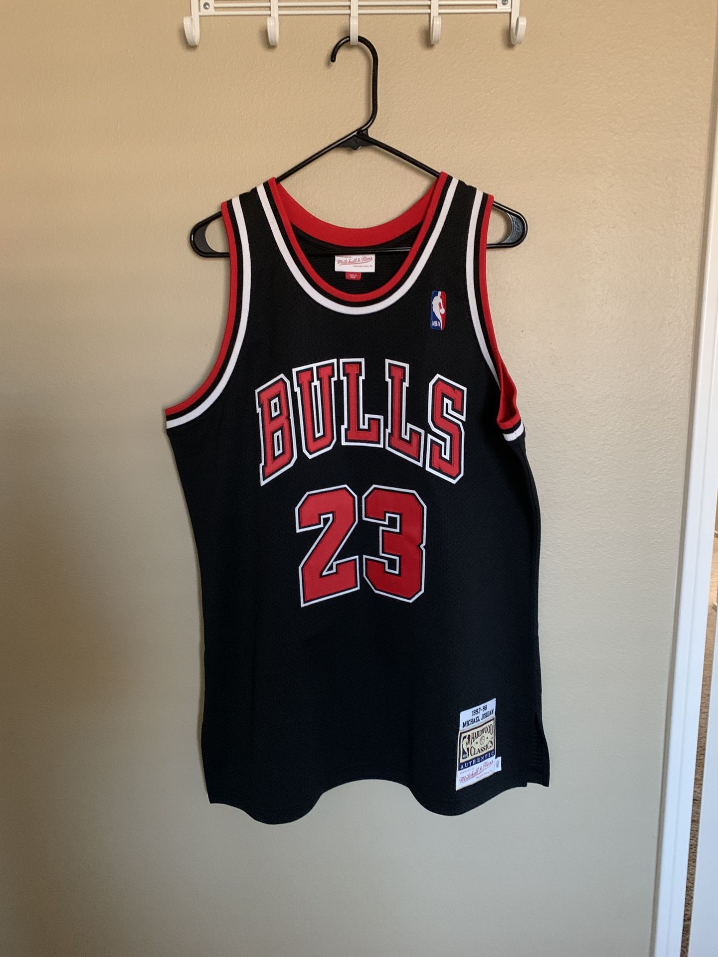 Men M&N Jordan 23 Chicago Bulls’98 Authentic Jersey 44 (Large). Great condition.