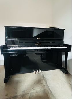 Yamaha Upright Piano Polished Ebony