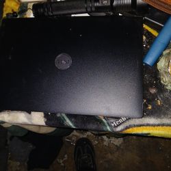 Dell Laptop MacBook  Come With A Charger And  A Mouse 