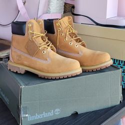 Timberlands (Women' boots)