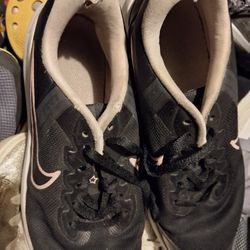 Girls Size 5.5 Nike Sneakers Black And Pink